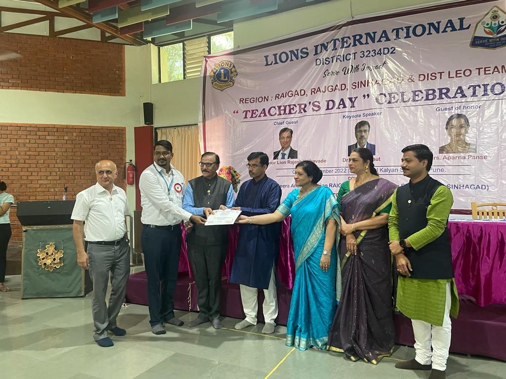 Dr. Vikram Pandit has received Best Teachers Award from Lions Club
